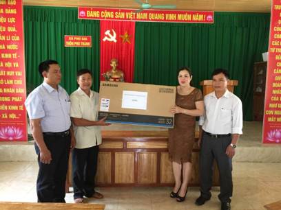 Hội liên hiệp phụ nữ huyện Hương Khê tổ chức trao tặng trang thiết bị cho nhà văn hóa thôn Phú Thành, xã Phú Gia, huyện Hương Khê