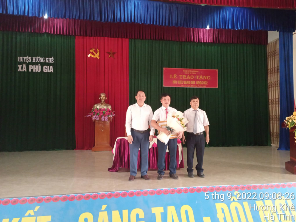 Sáng ngày 05/9/2022  Đảng ủy xã Phú Gia long trọng tổ chức lễ trao huy hiệu đảng đợt 02/9/2022.