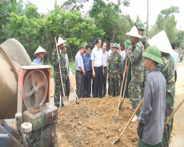 Đồng chí Đặng Ngọc Sơn, Phó CT UBND tỉnh, Phó trưởng ban Thường trực Ban chỉ đạo Chương trình nông thôn mới tỉnh kiểm tra xây dựng NTM tại Hương Khê
